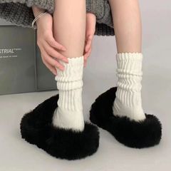 春秋タイプのクラシックな純色の靴下には、純色の中筒スタッキングソックスの太い靴下と女性の長い筒の毛糸のふくらはぎの靴下があります。