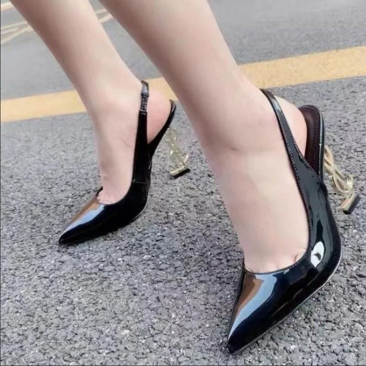 Europa y América del color sólido del dedo pie puntiagudo moda 2023 verano moda casual banquete modelo sandalias elegantes hermosos tacones altos para las mujeres