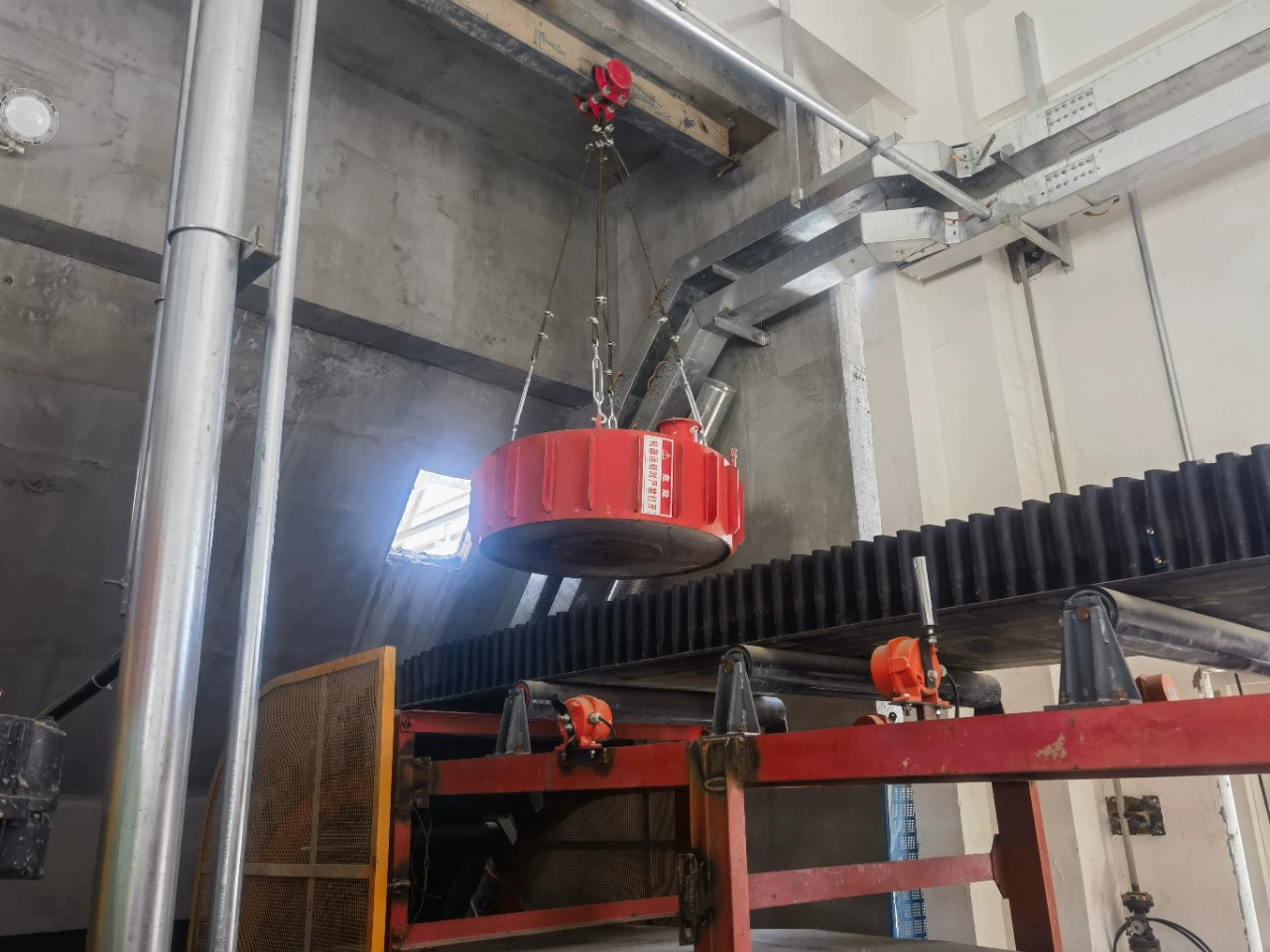 Электромагнитный съемник железа Конвейерная лента сильный магнитный съемник железа Сильный магнитный съемник железа для трубопровода Мощный электромагнитный съемник железа