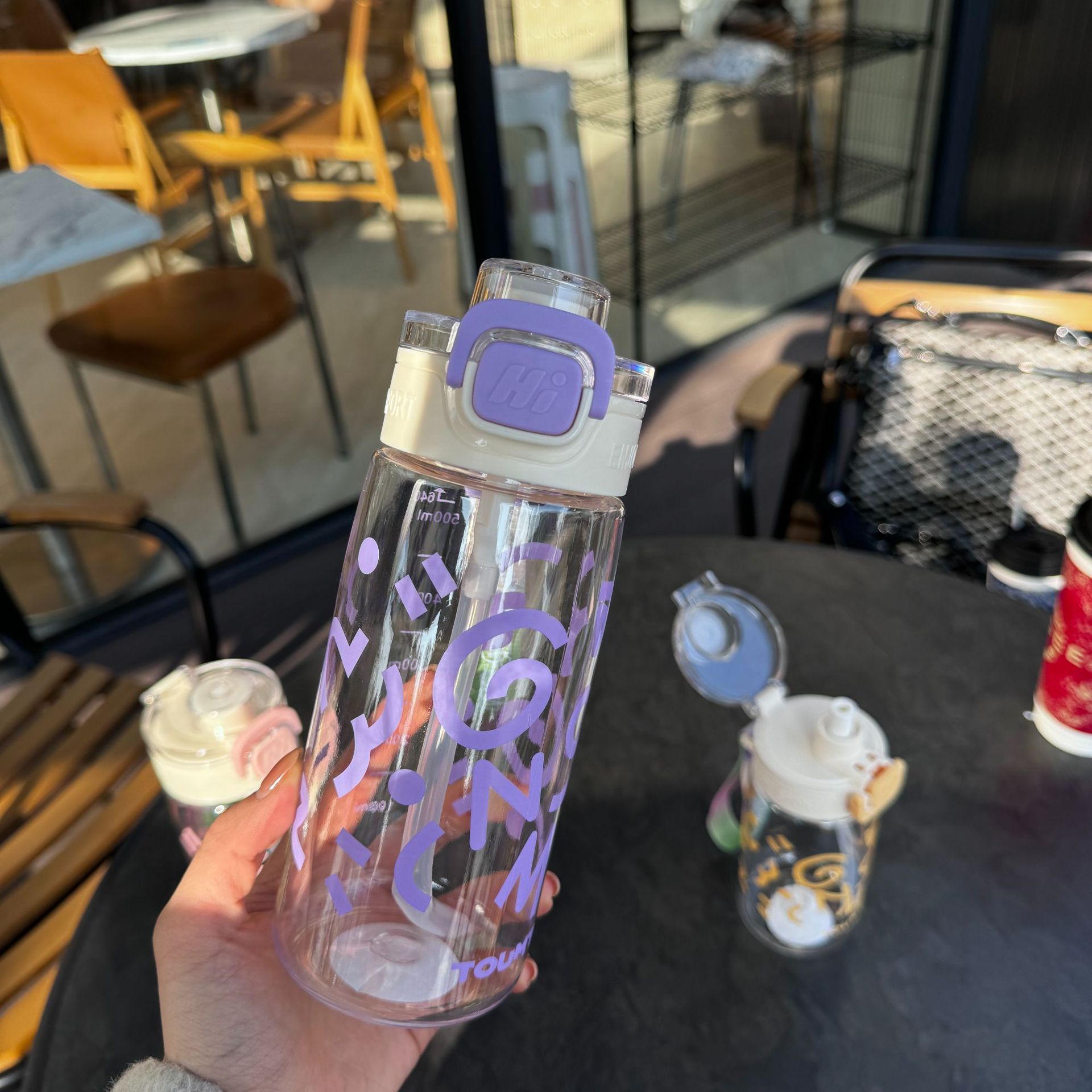 Taza de agua de plástico personalizada de alto valor facial taza de paja a prueba de fugas taza espacial universal taza de agua deportiva para estudiantes