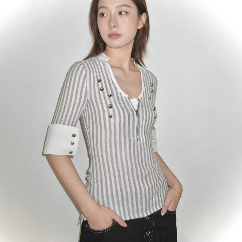 High River 26Ss-Grey and White Striped Knit Lightweight Metal Button Mid-Sleeve Top High River 26Ss-Grey and White Striped Knit Lightweight Metal Button Mid-Sleeve Top