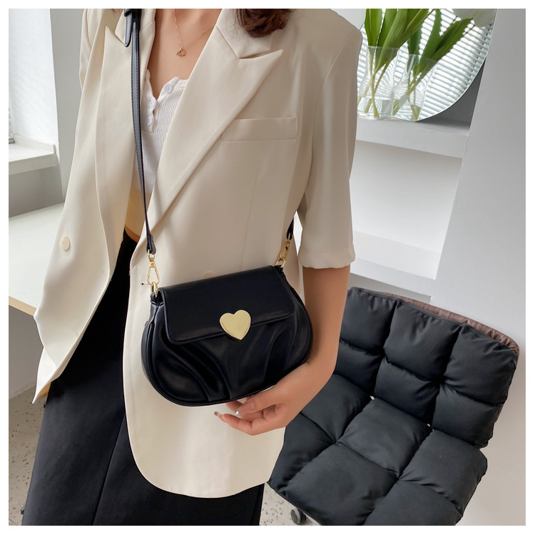 Wholesale Heart Buckle Fold One-shoulder Messenger Small Round Bag Nihaojewelry display picture 53