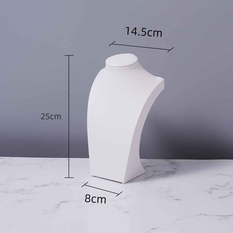 フランネルのネックレスの展示棚の人はモデルのアクセサリー棚のネックレスの首の型のカウンターの陳列道具のネックレスの棚のようです。|undefined
