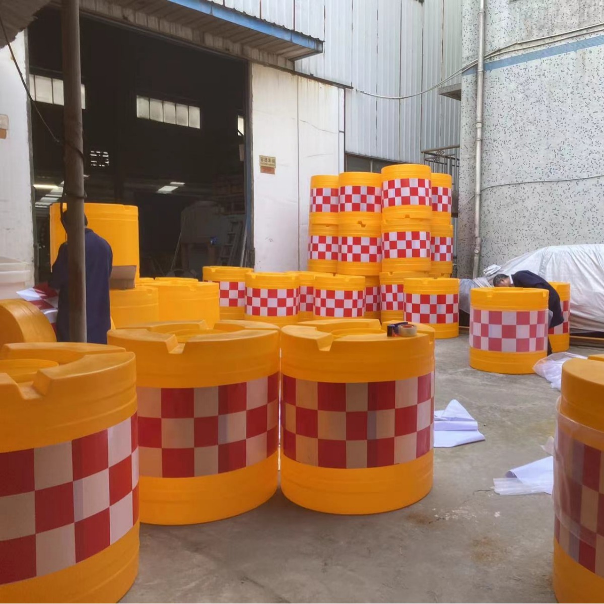 滚塑防撞桶900*920 圆柱形防撞桶塑料桶高速防撞筒滚塑桶反光桶