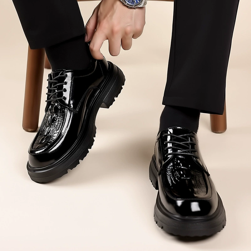 Мужские кожаные ботинки 2025 года, новые, деловые, черные, на толстой подошве, модные, британского стиля, увеличивающие рост, повседневные, с широким носком.