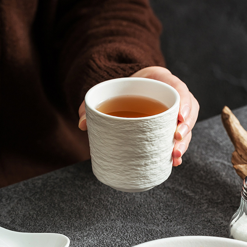 陶磁器はテーブルのお茶の杯の朝のお茶の食器を並べます。|undefined