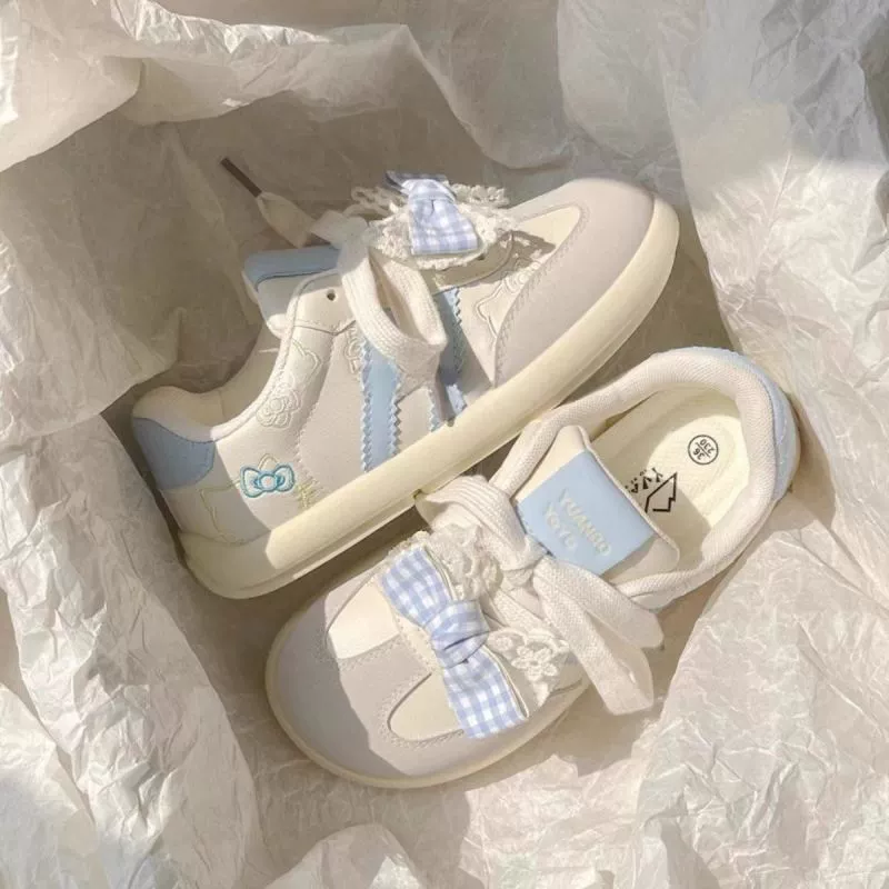 Вышитая немецкая обувь женская 2025 новая корейская нишевые дикие кроссовки супер легкий повседневный спорт маленькая белая обувь женская
