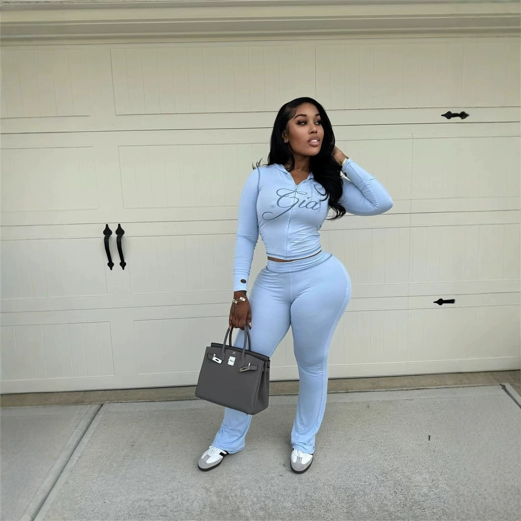 Модный летний комплект 2025: укороченный топ с капюшоном и облегающие брюки однотонного цвета для женщин (тренд Amazon)