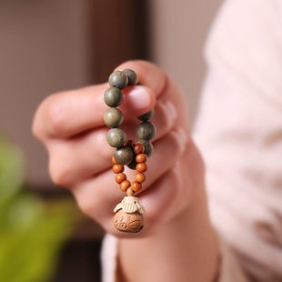 Natural Green Sandalwood Small Hand-Twisted Fingertip Toy, Boxwood Peach Wood Bell, Running Around the Finger, Soft Handheld Toy for Women and Men