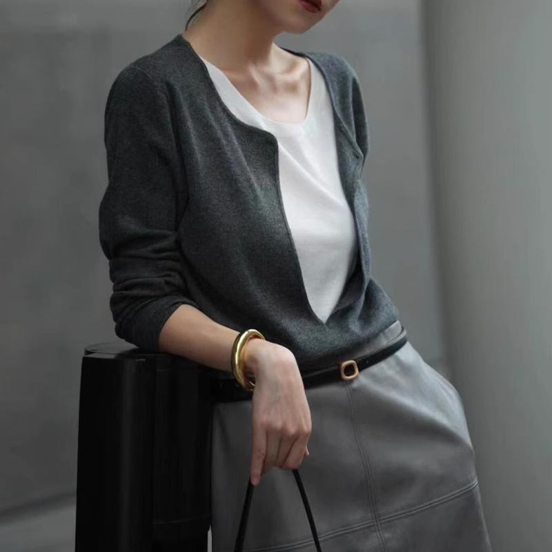 (2개) 고급 가짜 투피스 스웨터 여성의 2024 년 초 가을 새 긴팔 대비 컬러 프렌치 슬림 핏 슬리밍 V 넥 탑
