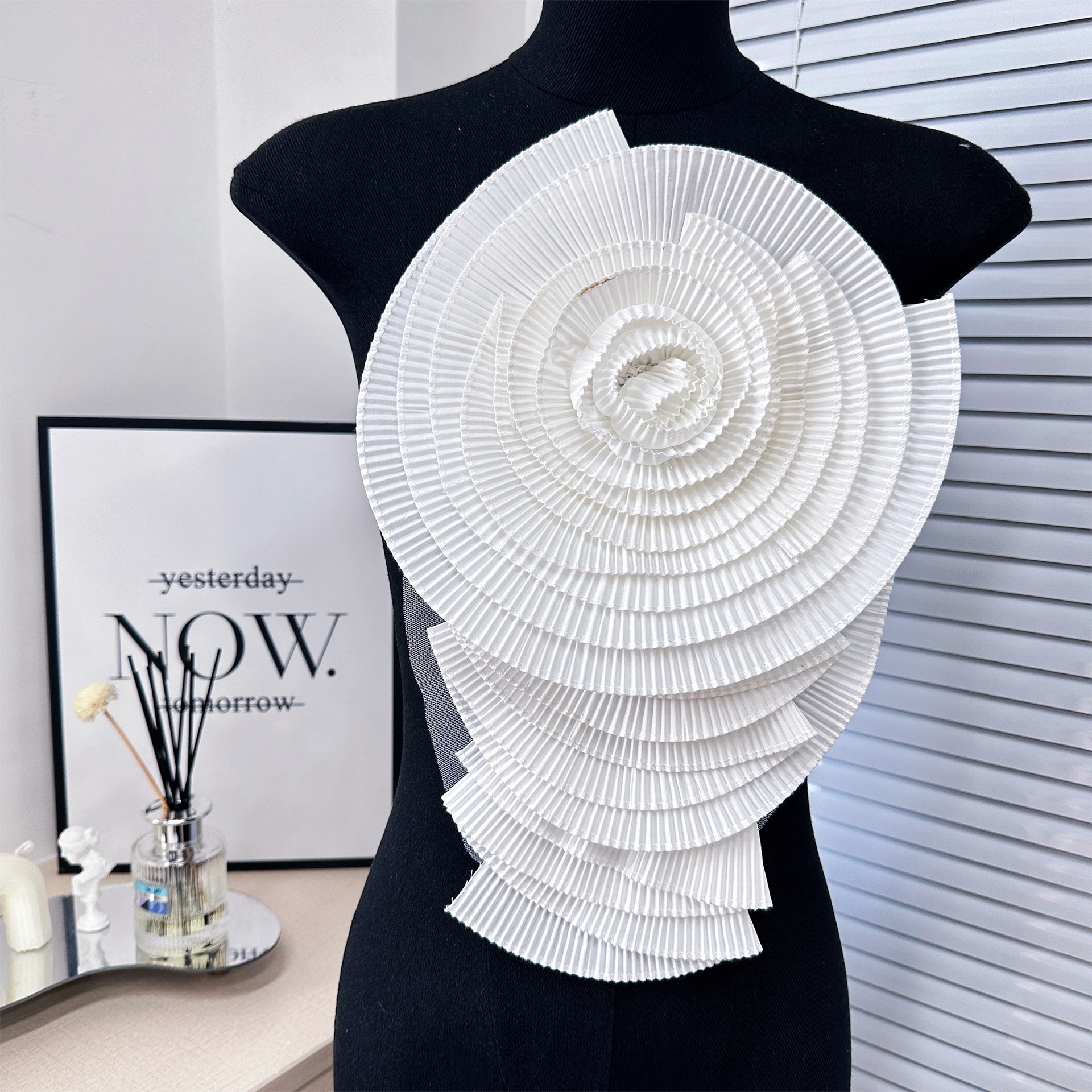 Nuevos adornos de flores grandes plisadas blancas para ropa y vestidos transfronterizos, parches de reparación DIY, accesorios de tela, venta directa de fábrica.