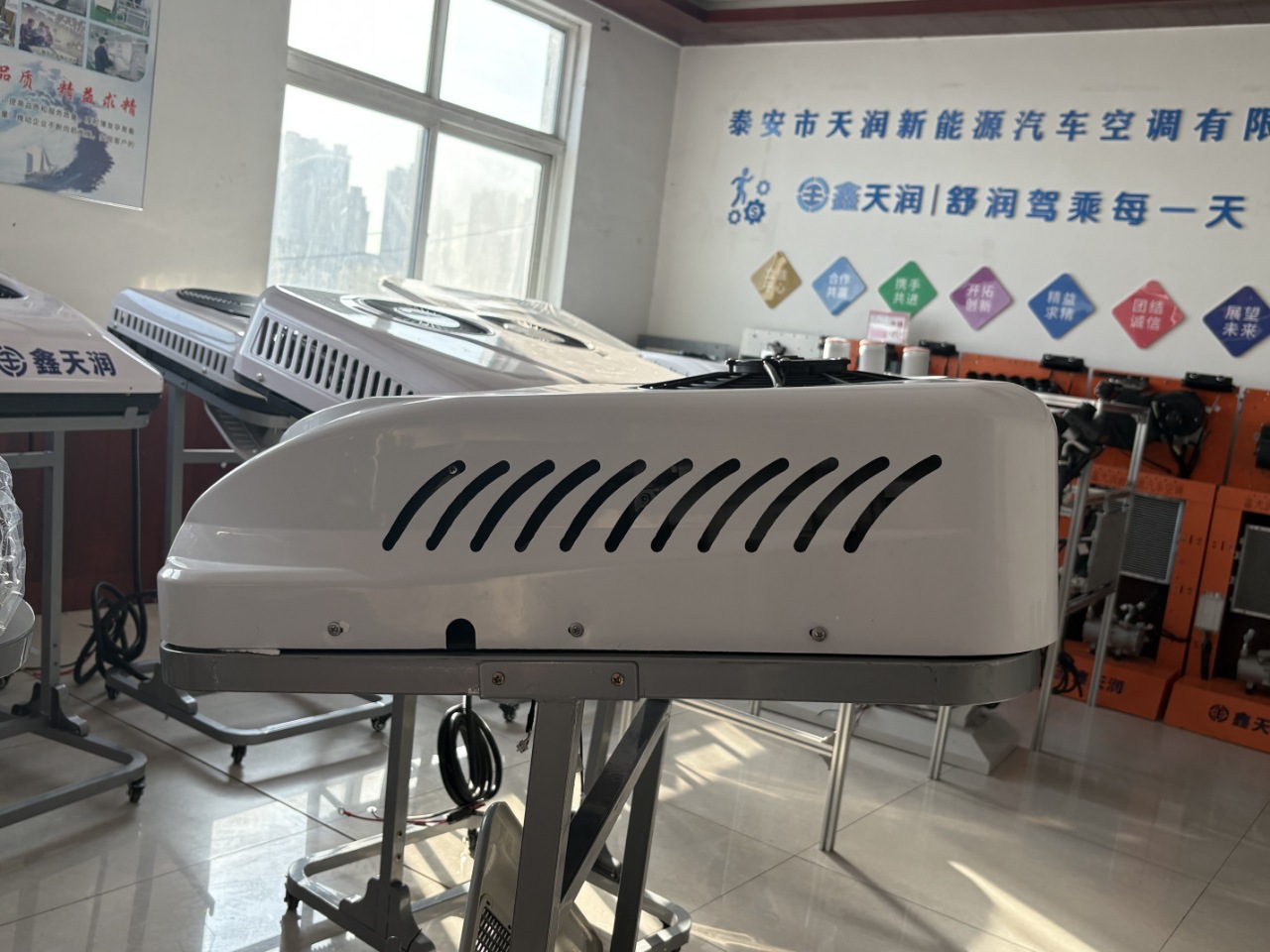 Factory Truck Air Conditioner Integrated with Parking Mode, 12V/24V/115V/220V Wide Voltage Range, Suitable for Rvs and Food Trucks