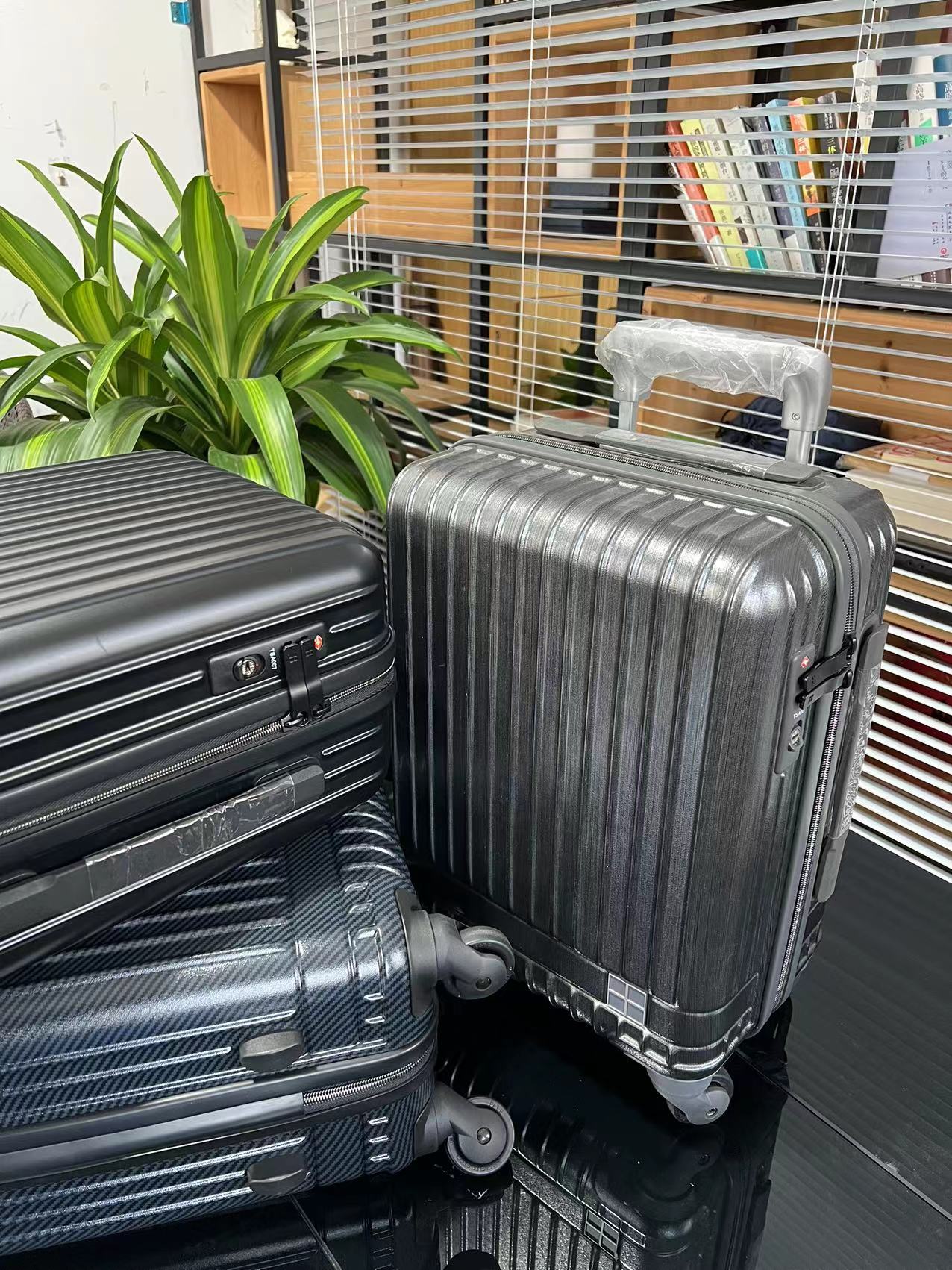 Hands16-inch boarding case, small size and large capacity, silent universal wheel