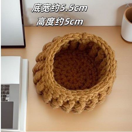 完成した手作りのバラの花束コースター、毛糸のかぎ針編みカップ、手持ちの花束、断熱手編みの花綿|undefined