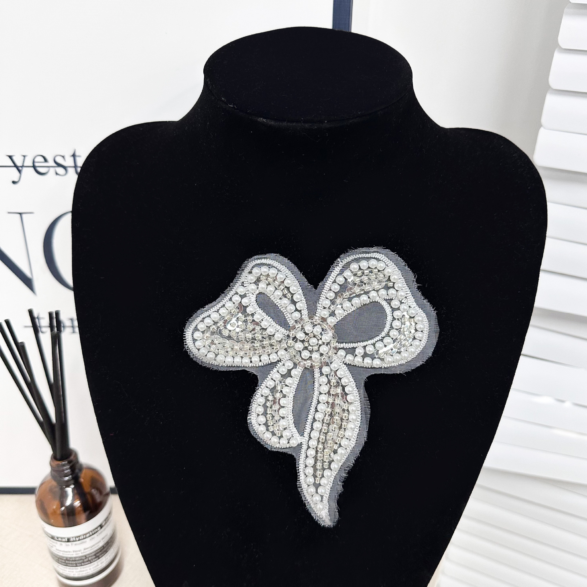 En stock, bordado de organza, colorida mariposa de perlas tridimensional, horquilla no adhesiva, accesorio para el cabello para ropa infantil, decoración de parches de tela