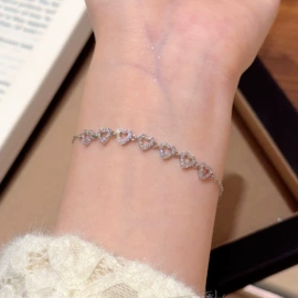 项链;耳钉;手链