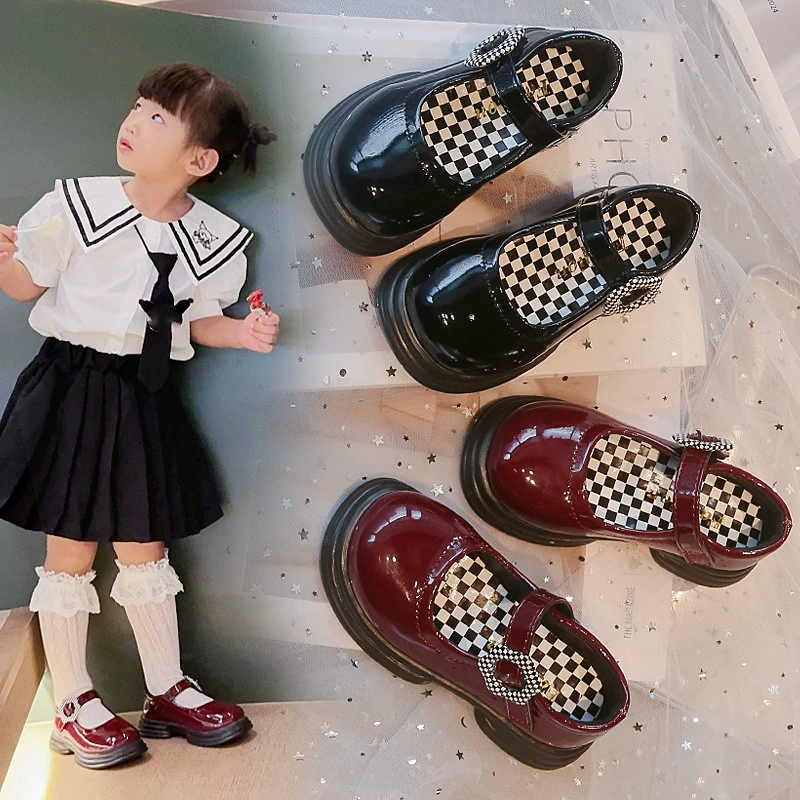 Детские кожаные туфли для весны и осени 2025 года, милые черно-белые клетчатые туфли с цветочным принтом.