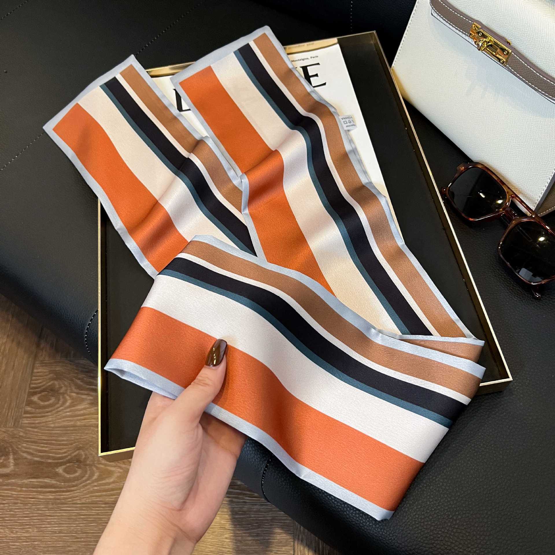 Nueva bufanda de seda pequeña banda larga estrecha para el cabello mujer estilo primavera y otoño moda madre bufanda estilo verano estilo fino serpentina bufanda al por mayor