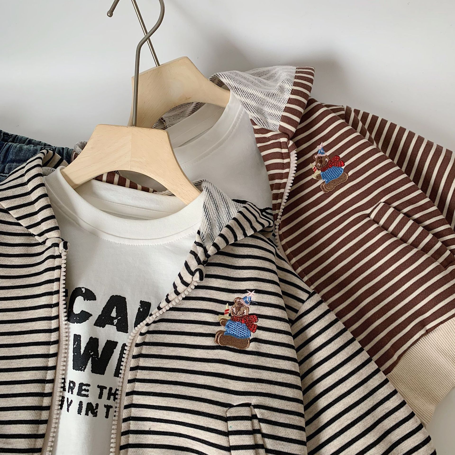 Maibao niños oso cardigan 2024 primavera nueva historieta impresa de rayas chaqueta moda