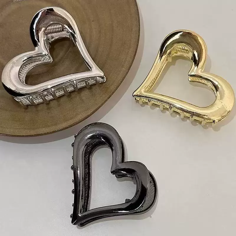 Заколка для волос в форме сердца из полого сплава. Летняя заколка для волос интернет-знаменитостей. Заколка в форме акулы. Высококачественная новинка 2023 года. Заколка для волос для женщин сзади головы.