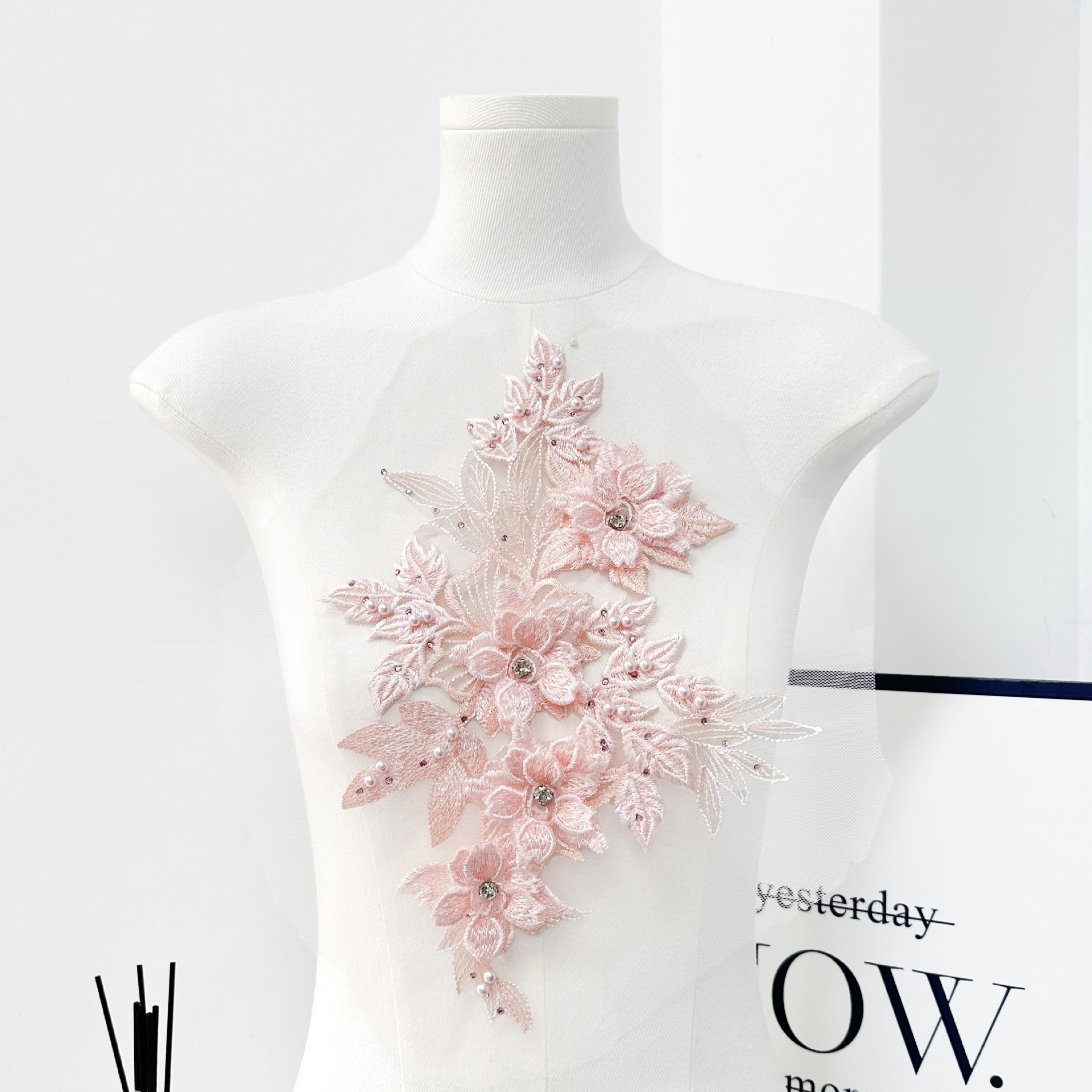 Flores tridimensionales esquinillas bordadas de encaje decalcas hechas a mano para hacer vestido de boda vestido de baile vestido DIY decoración de tela