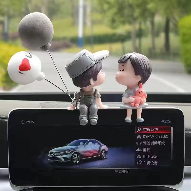 Adornos de coche de celebridades de Internet al por mayor accesorios de coche lindo beso pareja muñeca decoración de coche eléctrico mujer