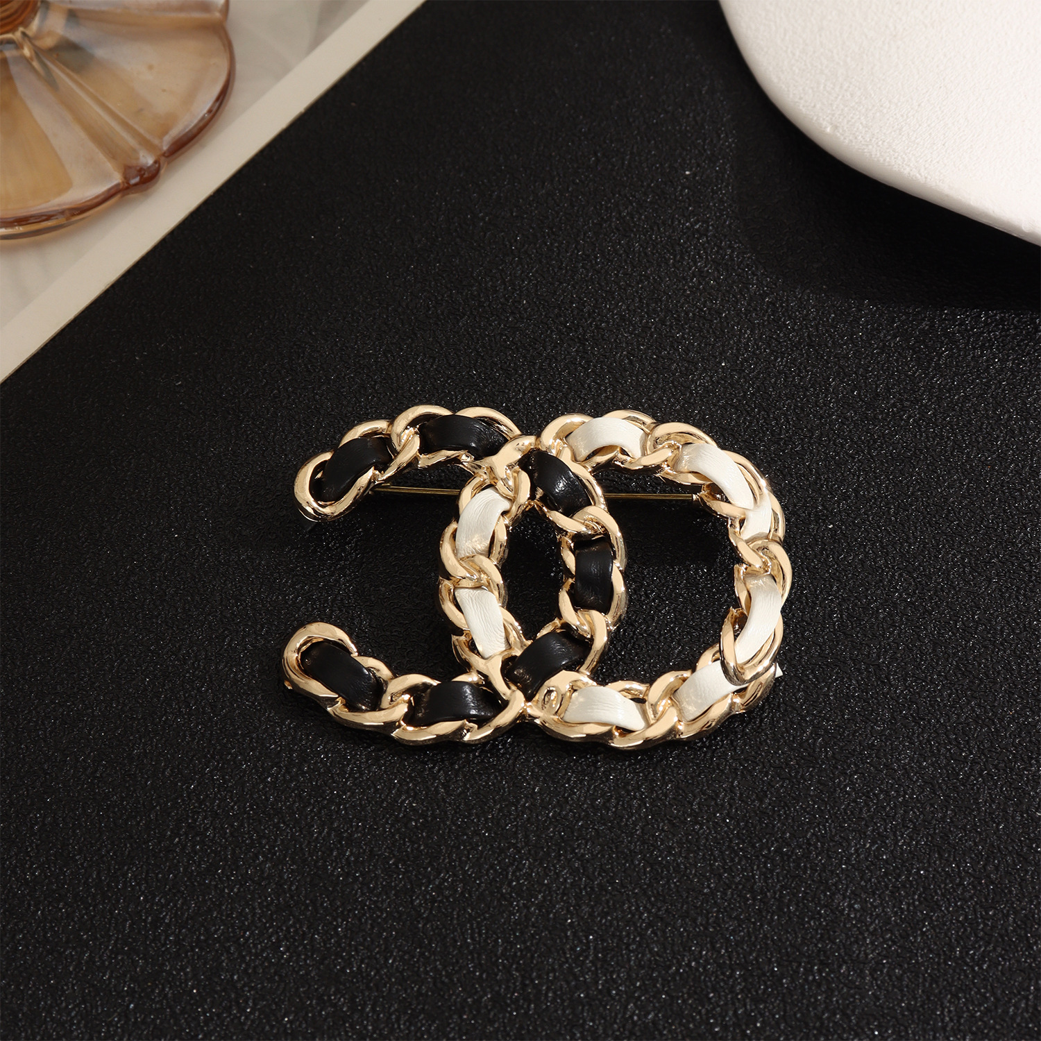 Small Chanel-Style Leather Patchwork Double-Letter Brooch, High-End and Elegant, Suitable for Autumn and Winter Coats, Suits, and Sweaters, Paired with Alloy Accessories