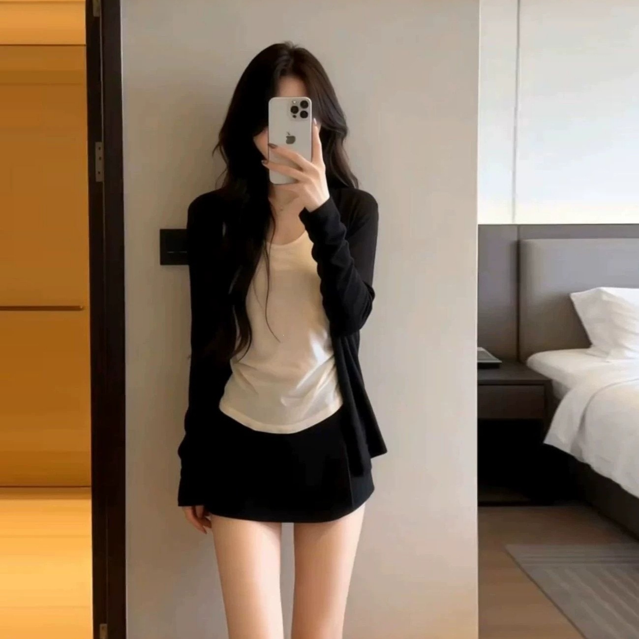 A simple, versatile, draped jacket with a relaxed fit; a Korean-style top perfect for spring and summer; paired with a slip dress and sun-protective cardigan.