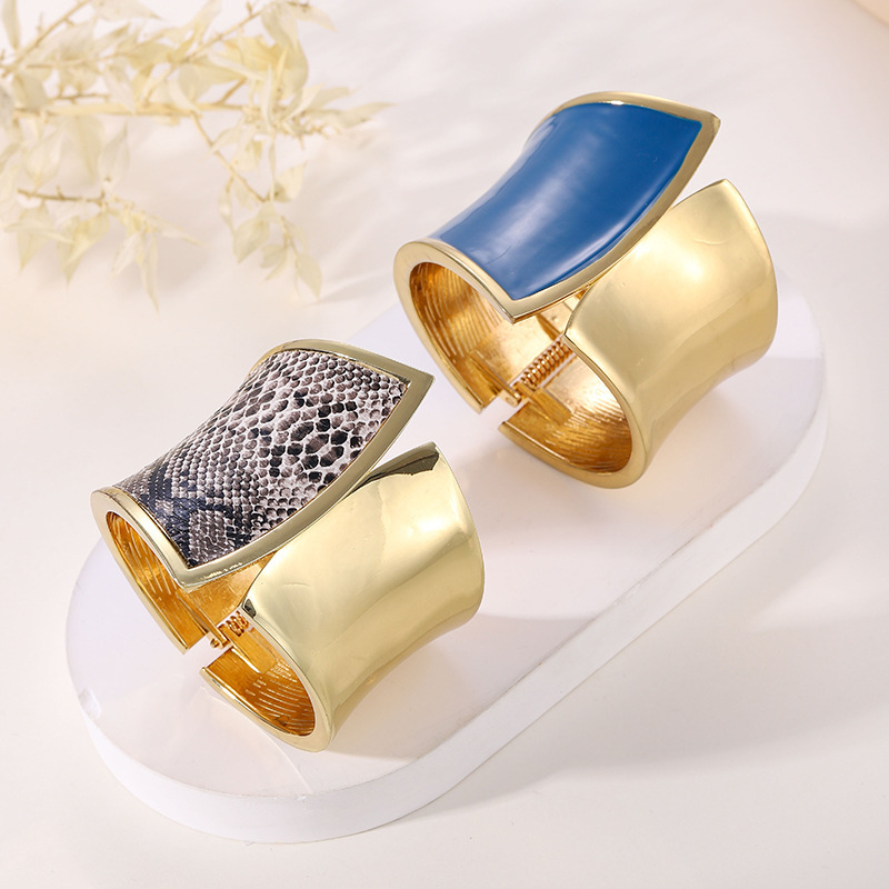European and American Fashion Oil-Dropping Women's Large Glossy Bracelet Gold Personalized Exaggerated Style Leaf Asymmetrical Manufacturer Bracelet Wholesale