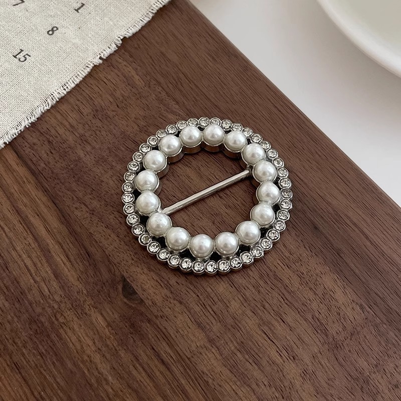 Hebilla anudada en las esquinas de la ropa mujer 2025 nuevo hebilla de toalla de seda botón de perlas de alta gama hebilla de hebilla de ropa de alta gama