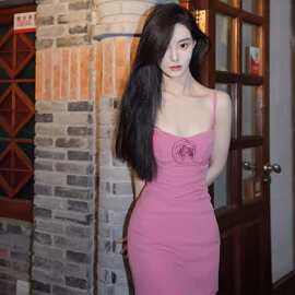 粉色吊带连衣裙夏季女装2026港风甜辣修身花朵包臀短裙子高腰显瘦