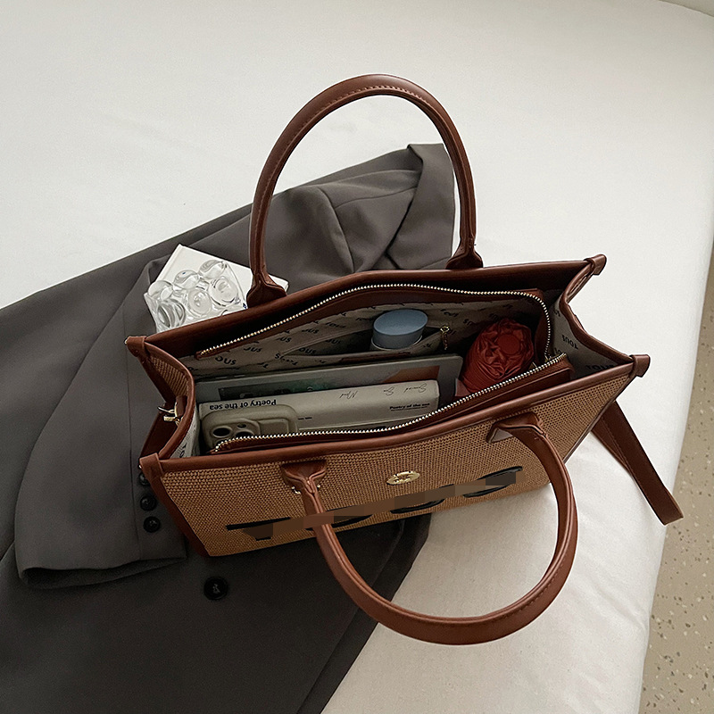 Bolsa de paja para mujer 2024 nuevo bolso tejido portátil de diseño de estilo occidental de gran capacidad, bolso cuadrado pequeño con letras de color en contraste personalizado