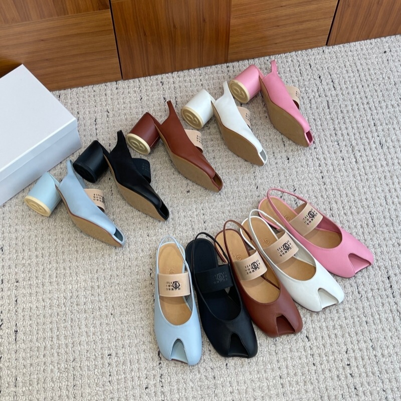 Mm6~Logo Velvet Strap Flat Peep-Toe Sandals 2026 Spring/Summer New Style Apple Toe Elastic Band Versatile High-Heeled Sandals
