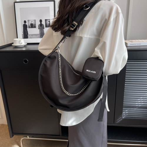 Large-capacity bag for women in autumn and winter, versatile new style shoulder crossbody bag, red mother-in-law cloth bag, niche dumpling bag