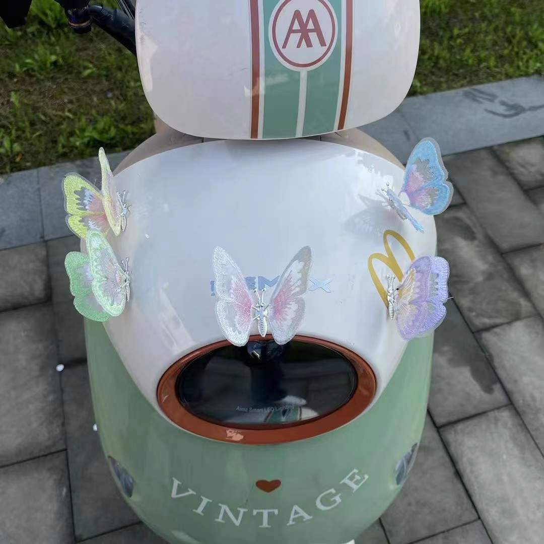 Mariposa en movimiento batería eléctrica coche espejo retrovisor decoración universal pequeño serie motocicleta de tres ruedas lindo