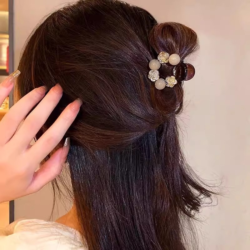 Temperamento diamante de perla clip para mujeres 2025 nuevo clip de tiburón pequeño clip de cabello detrás de la cabeza medio clip de cabello tocado