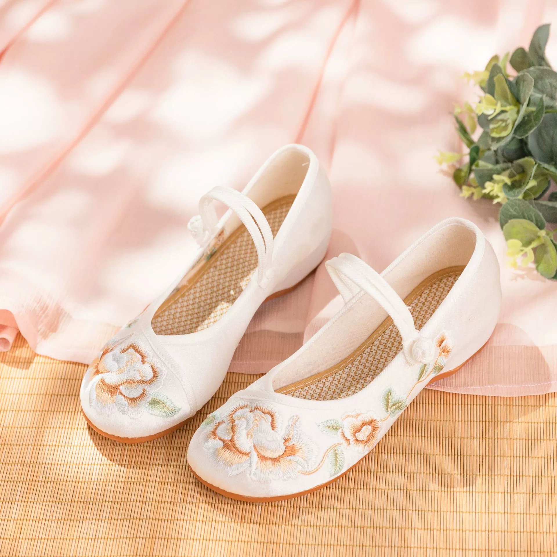 [Flower Tuan] 2024, летние новые стильные женские туфли из антикварного мерсеризованного атласа в этническом стиле с вышивкой на низком каблуке с внутренней отделкой