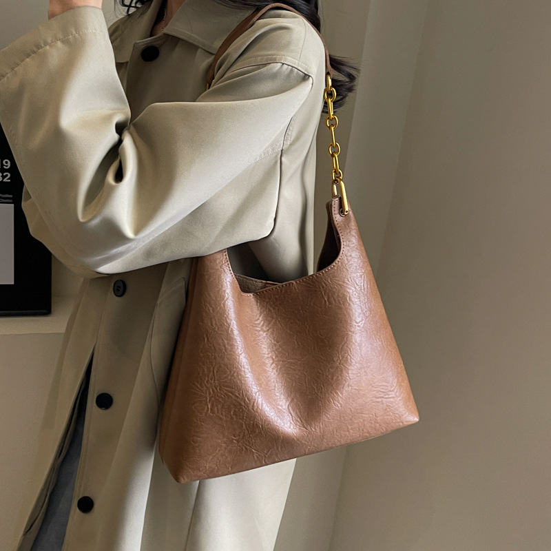 Bolsa de mano relajada coreana para mujeres 2025 nuevo retro versátil viaje bolso de hombro bolso de cubo debajo de la axila