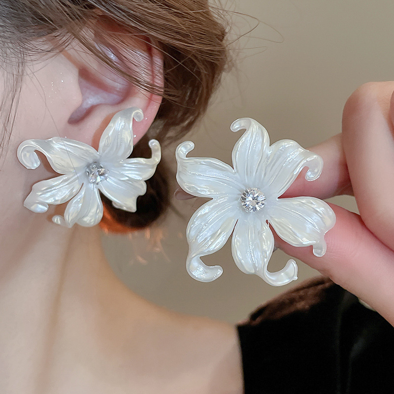 Pendientes de perlas con borla de flores de alta calidad con aguja de plata Pendientes de todo fósforo de moda francesa de nuevo estilo Pendientes de alta calidad de lujo ligero