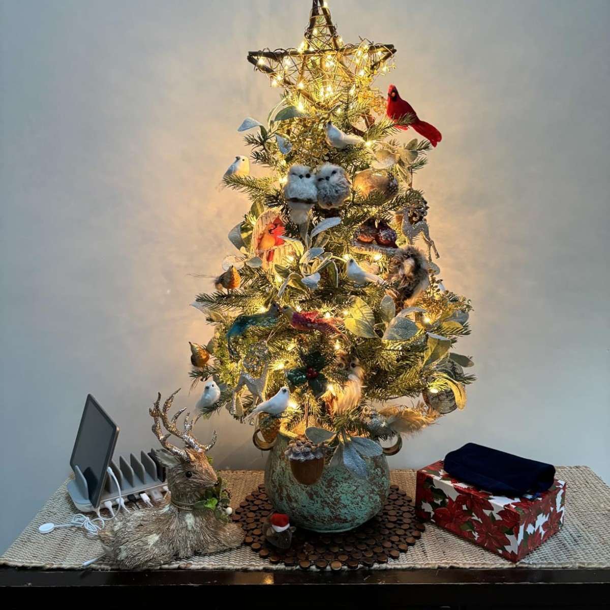 Amazon Venta caliente Mezcla de árbol de Navidad de abeto nórdico Escena navideña Arreglo de árbol de Navidad de luz blanca de lino al por mayor