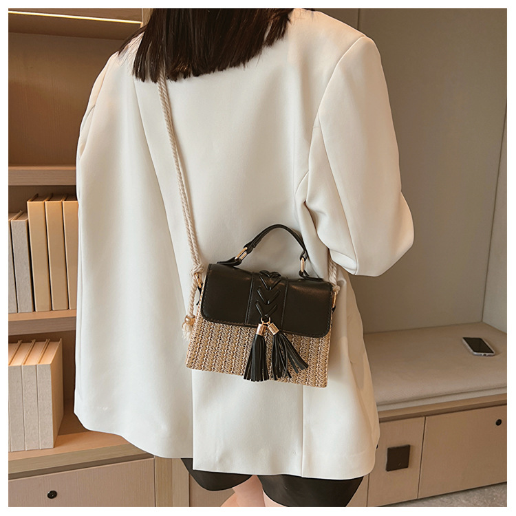 Women's Medium Straw Color Block Streetwear Tassel Weave Square Flip Cover Crossbody Bag display picture 3