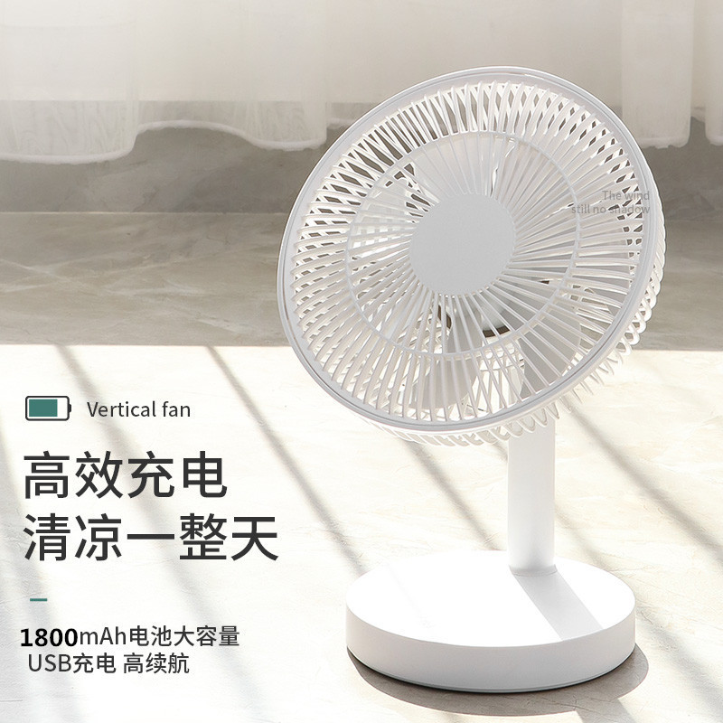 充電式小型扇風機のベッドの上に携帯型扇風機があります。|undefined