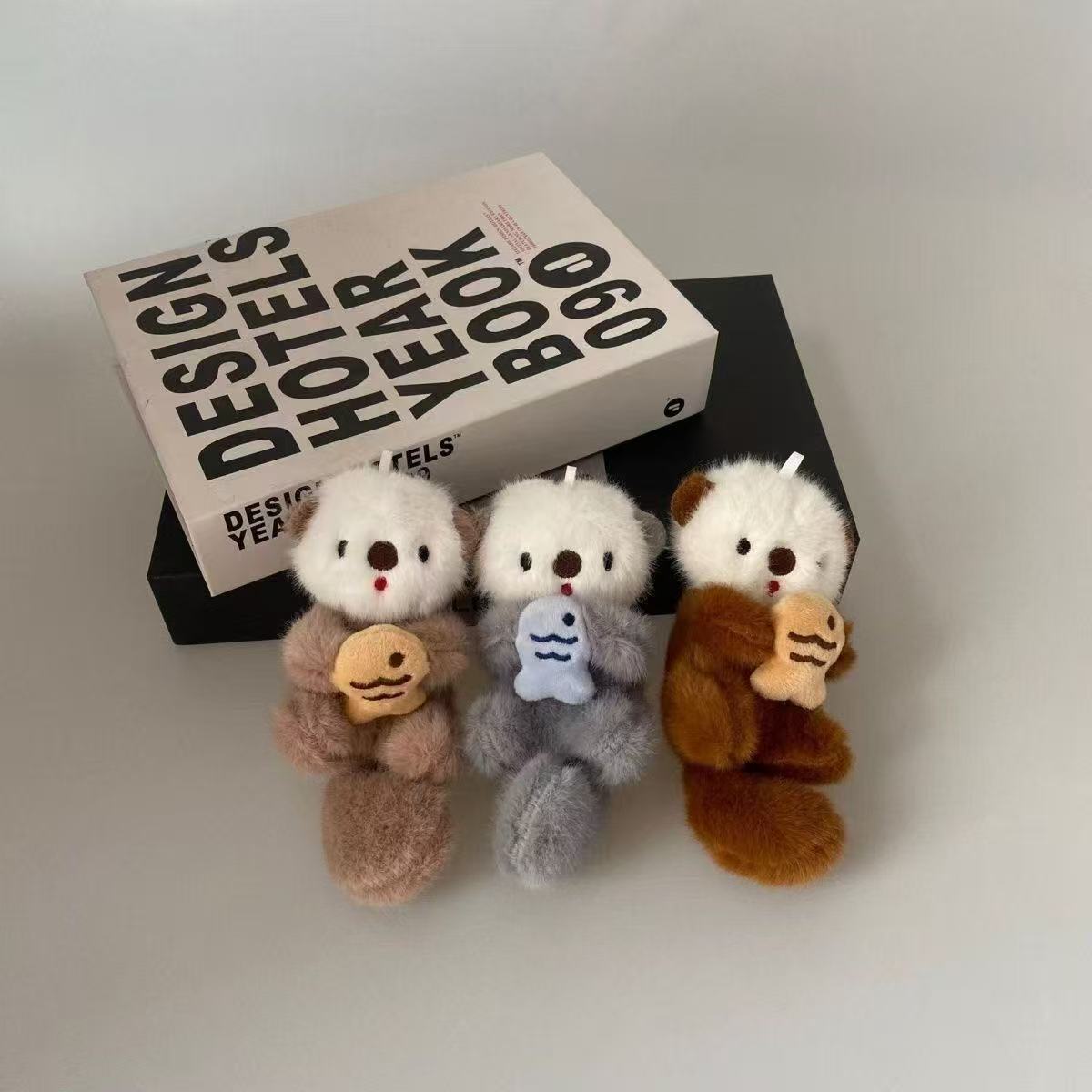 Nuevo lindo pescado nutria de peluche boutique llavero mochila colgante máquina de muñeca marina regalo pareja