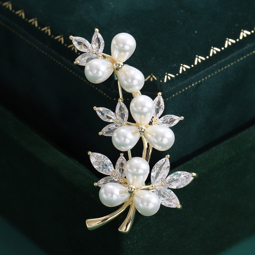 Light luxury and simple pearl tree rattan zircon brooch copper micro-inlaid high-end corsage anti-exposure pin classic temperament accessories