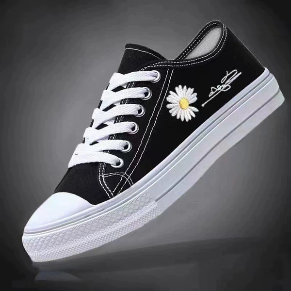 Small daisy on the shoe