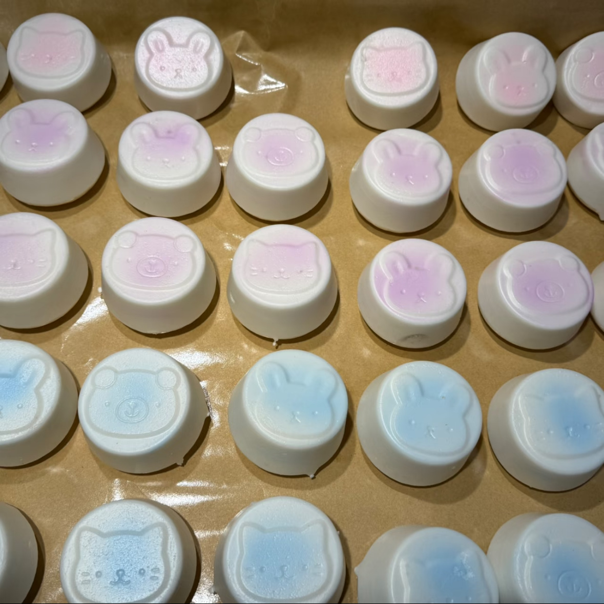 무작위로 느린 리바운드를 가진 1개의 젖은 부드러운 만화 푸딩