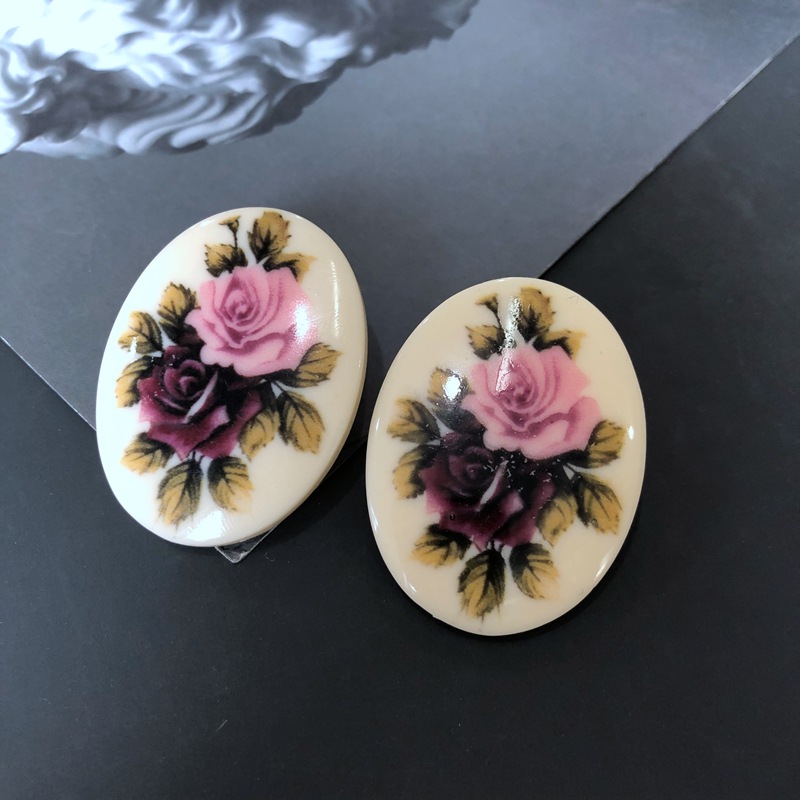 Retro Earrings European And American Style Elegant Oval Statue Angle Flower Resin Silver Needle Stud Earrings display picture 10