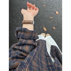 紺色の厚手の毛の格子のシャツの女性の秋冬の新型のゆったりしているカジュアルな長袖のシャツのコート
