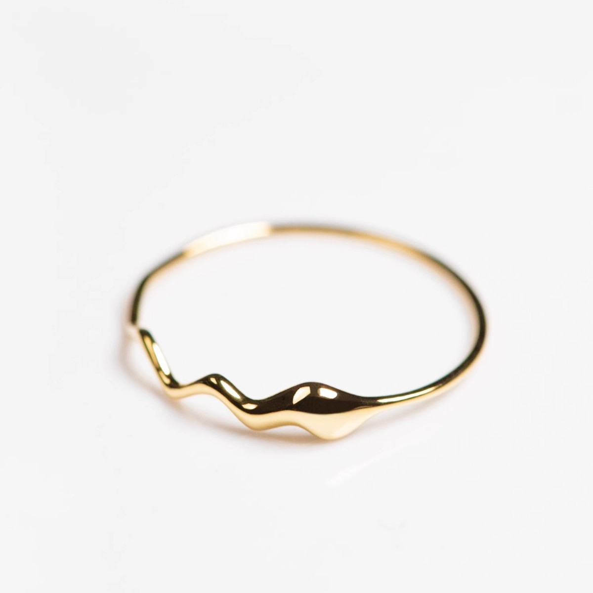 국경 간 뜨거운 판매 새로운  간단하고 다양한 웨이브 디자인 반지 여성의 가벼운 럭셔리 하이 엔드 반지 도매