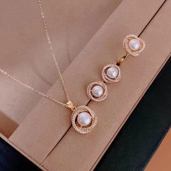 軽い豪華なダイヤモンド真珠のペンダントの高級感の女性のネックレスのネットの赤い大衆のデザイン感のロックの骨の鎖のチタンの鋼は色を落とさないでください。